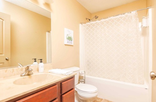 Des Moines House | Huge 5 Bedroom Home with Deck & Garage