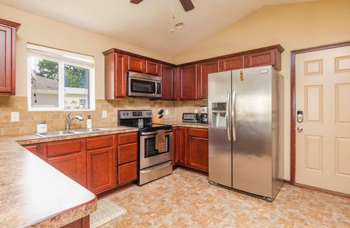 Des Moines House | Huge 5 Bedroom Home with Deck & Garage