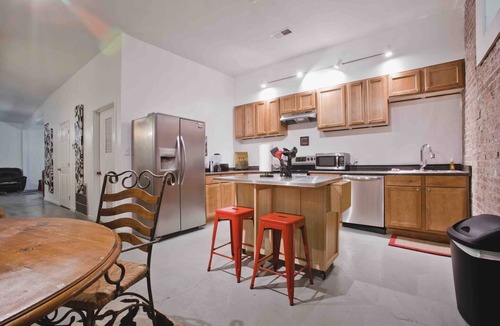 Downtown Memphis Condo | HUGE 5000 sqft condo, 2 blocks to Beale, 3 kings/8 queen beds,free gated parking