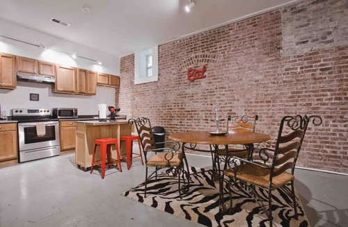Downtown Memphis Condo | HUGE 5000 sqft condo, 2 blocks to Beale, 3 kings/8 queen beds,free gated parking