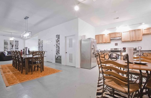 Downtown Memphis Condo | HUGE 5000 sqft condo, 2 blocks to Beale, 3 kings/8 queen beds,free gated parking