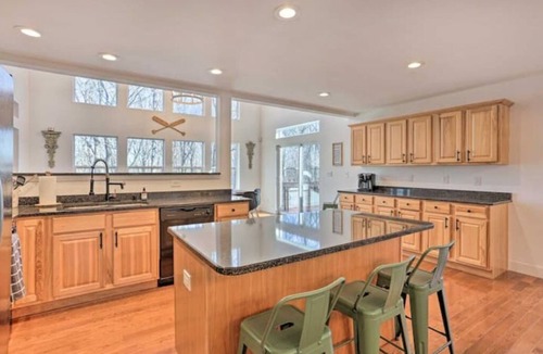 Rowland Cabin | Huge 5BR Cabin Retreat With Game Room & Nature Views