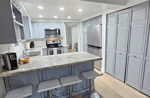 Waukegan House | Huge 6-bedroom house with WiFi, fitness, Games and Comfort in Great Lake