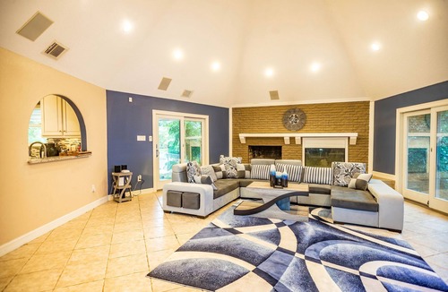 Houston House | Huge 6 Bedroom with Heated Pool, Spa, 85" Television, Game Room, BBQ, Hot Tub