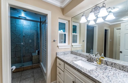 Houston House | Huge 6 Bedroom with Pool, Spa, 85" TV, Air Hockey, Pool Table, Ping Pong, BBQ