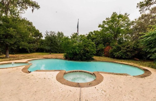 Houston House | Huge 6 Bedroom with Pool, Spa, 85 Inch TV, Game Room