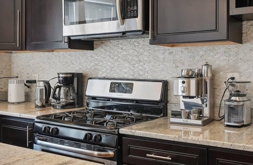 Petworth House | Huge 6 Queen Bed home with two decks & Parking