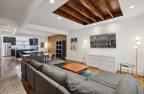 Petworth House | Huge 6 Queen Bed home with two decks & Parking