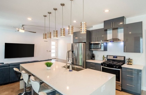 Blackshear-Prospect Hill Apartment | Huge 6BR Gem w/Hot Tub - Near Downtown, SXSW