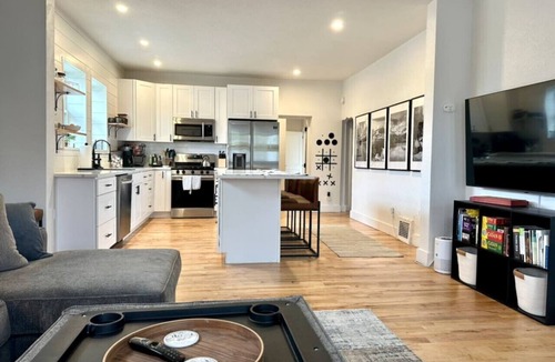 Sunnyside Apartment | Huge 6BR Highlands Home - Modern Style & Comfort