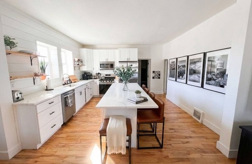 Sunnyside Apartment | Huge 6BR Highlands Home - Modern Style & Comfort