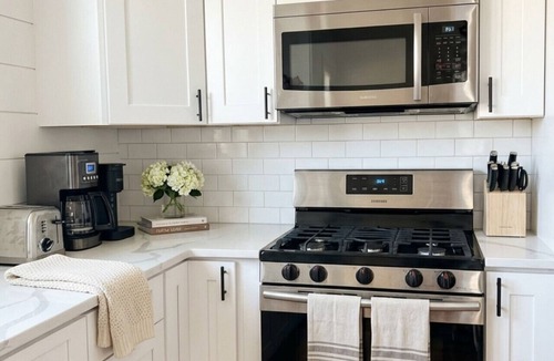 Sunnyside Apartment | Huge 6BR Highlands Home - Modern Style & Comfort