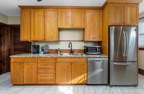 Old North Columbus House | HUGE 7 Bedroom, 4 Bathroom Sleeps 14+