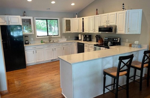 North Shore Acres House | HUGE 7BR 4BA 2 Kitchen w/PoolTable,Ping Pong, Beach,Rowboat,4 Kayak, Paddleboard
