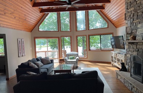North Shore Acres House | HUGE 7BR 4BA 2 Kitchen w/PoolTable,Ping Pong, Beach,Rowboat,4 Kayak, Paddleboard