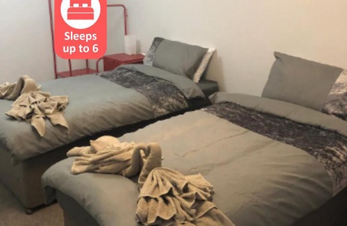 Ipswich Apartment | Huge Apartment - 2 Bathrooms - Central Ipswich