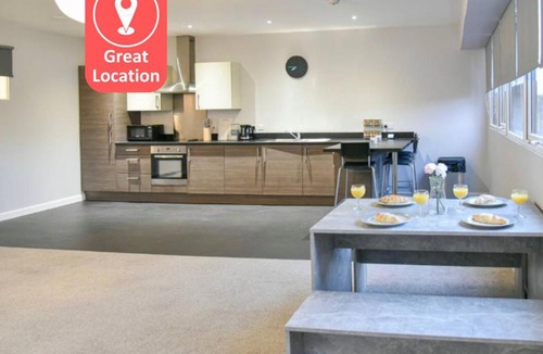 Ipswich Apartment | Huge Apartment - 2 Bathrooms - Central Ipswich