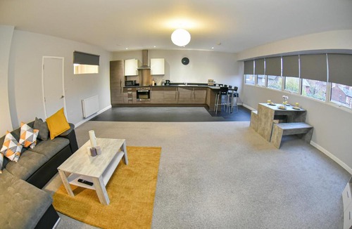 Ipswich Apartment | Huge Apartment - 2 Bathrooms - Central Ipswich