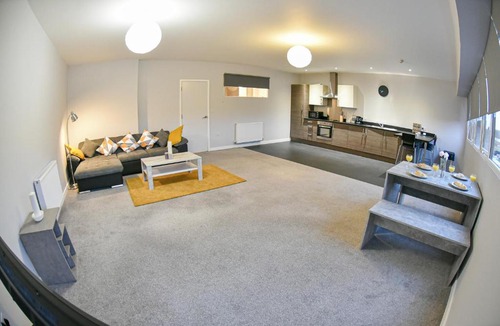 Ipswich Apartment | Huge Apartment - 2 Bathrooms - Central Ipswich