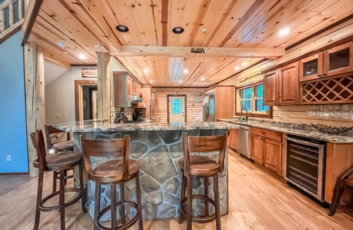 Oakland House | Huge, Beautiful + Quiet Home with Amazing Amenities