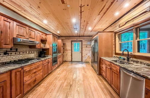 Oakland House | Huge, Beautiful + Quiet Home with Amazing Amenities