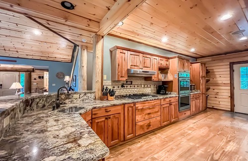 Oakland House | Huge, Beautiful + Quiet Home with Amazing Amenities