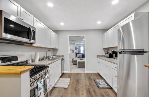 Cheektowaga House | Huge Best Parking Laundry AC BBQ Patio