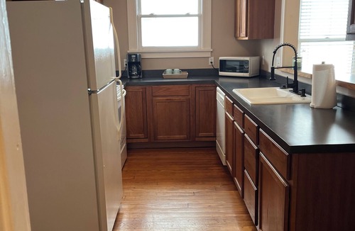 East of Broadway Apartment | HUGE Bright & Roomy Condo@SOMA/Governor's Mansion