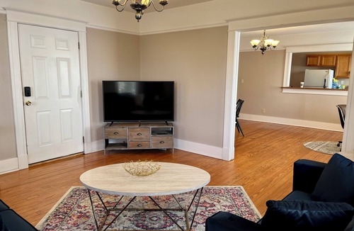 East of Broadway Apartment | HUGE Bright & Roomy Condo@SOMA/Governor's Mansion
