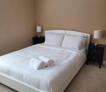 Highland West House | Huge Family home sleeps 14 with 5 parking spots