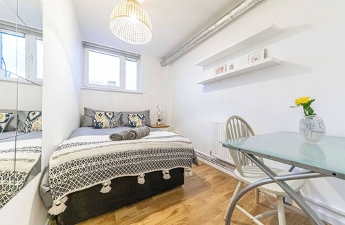 Canary Wharf Apartment | Huge Flat in Shoreditch Park
