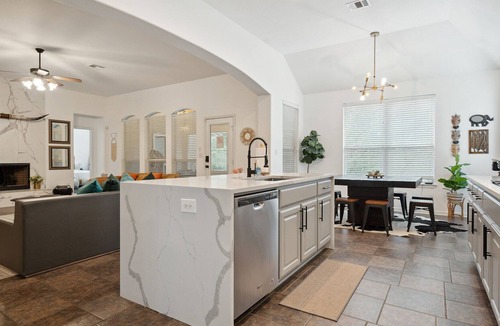 West Oak Hill House | Huge Hideout l Heated Pool l Pool table