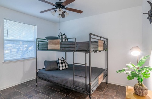 West Oak Hill House | Huge Hideout l Heated Pool l Pool table