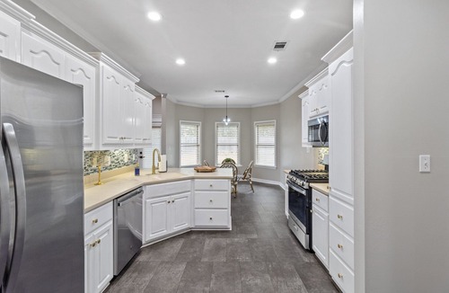 Maumelle House | HUGE home office space Little Rock Jacuzzi Bath