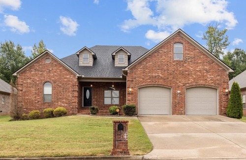 Maumelle House | HUGE home office space Little Rock Jacuzzi Bath