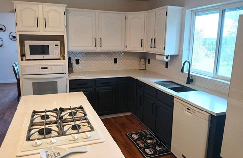 Mica House | Huge Home, Pool Table, Hot Tub