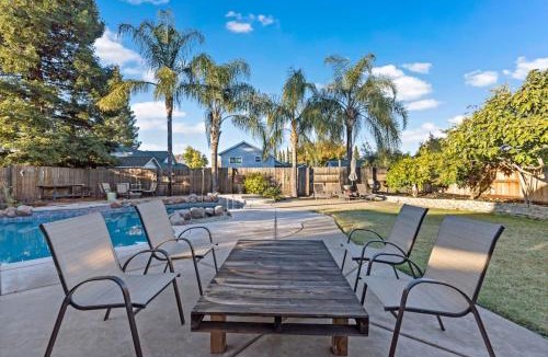 Citrus Heights House | Huge House-Yard-Pool Hot Tub