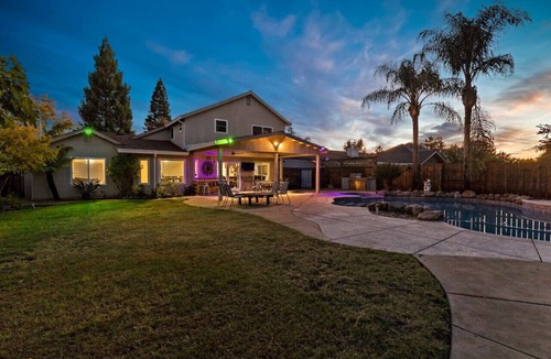 Citrus Heights House | Huge House & Yard-Pool Hot Tub