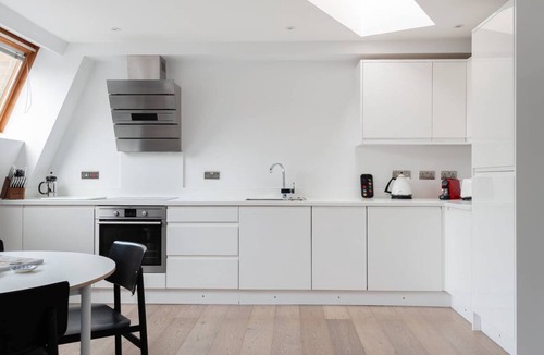 Chinatown Apartment | Huge Leicester Square 2BR - Netflix & AC