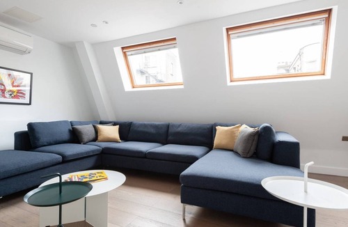 Chinatown Apartment | Huge Leicester Square 2BR - Netflix & AC