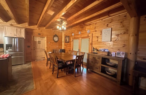 Dobson House | Huge Lodges side by side with 10 rooms in Mt Airy North Carolina Wine Country