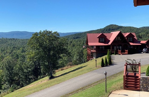 Dobson House | Huge Lodges side by side with 10 rooms in Mt Airy North Carolina Wine Country