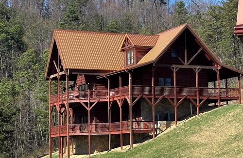 Dobson House | Huge Lodges side by side with 10 rooms in Mt Airy North Carolina Wine Country