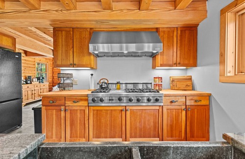 Hinesburg Cabin | Huge Log Cabin by Lake 16 PPL