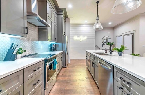 Eastwood House | Huge Lux Home! 17 beds! Insta! Baller Game Room!