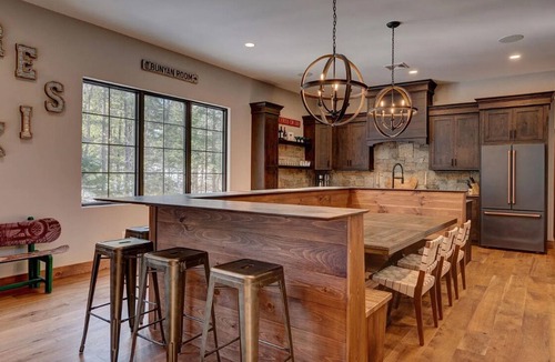 Lincoln Ski Chalet | Huge Luxe Loon Mtn Chalet w/Hot Tub & Fire Pit!