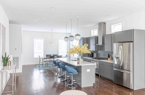 Berry Hill House | Huge Luxury Home with 7 Beds, Balcony & Fireplace