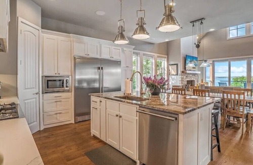 Langley House | Huge Luxury Lakehouse + Dock + Firepit + Private Waterfall, Pontoon for rent!