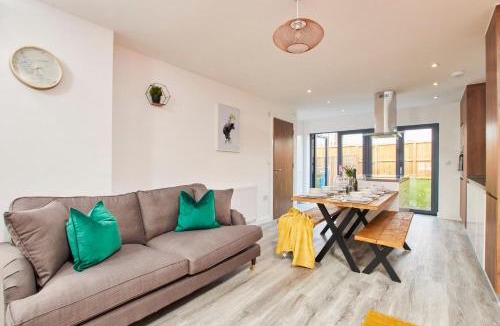 Failsworth Apartment | Huge Modern 5BR Home - Perfect For Long Stays!