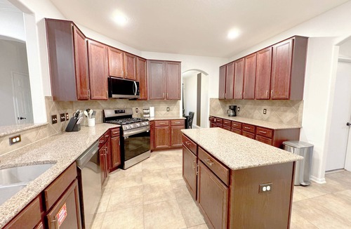 College Park House | Huge modern 6br house with a game room and a pool!